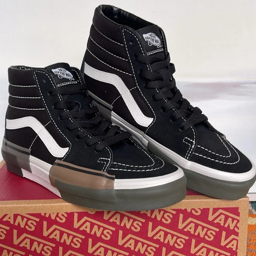 Vans WMNS Sk8-Hi Rearrange Utility Block Black
VN000CRMBLK
Sneakers - Picture 13 of 16